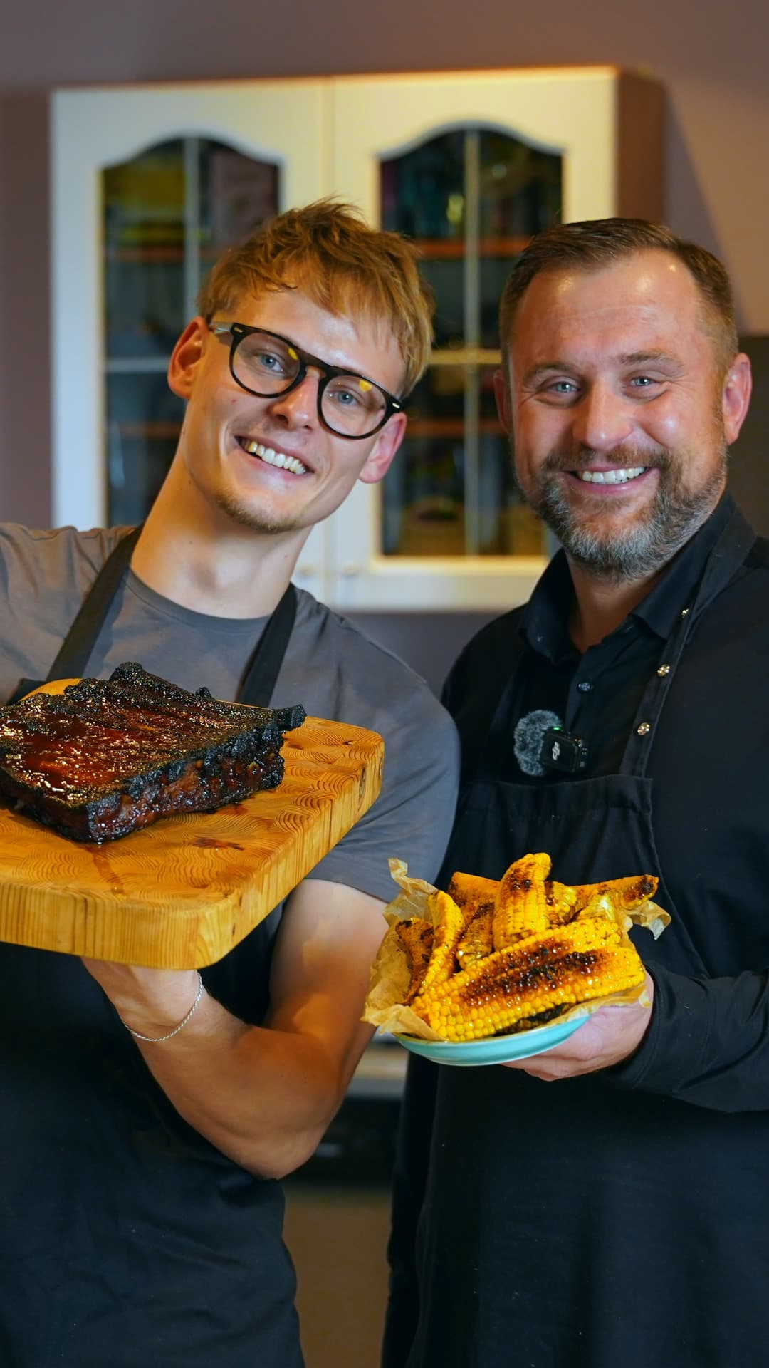 Ampsu inimesed laua taga